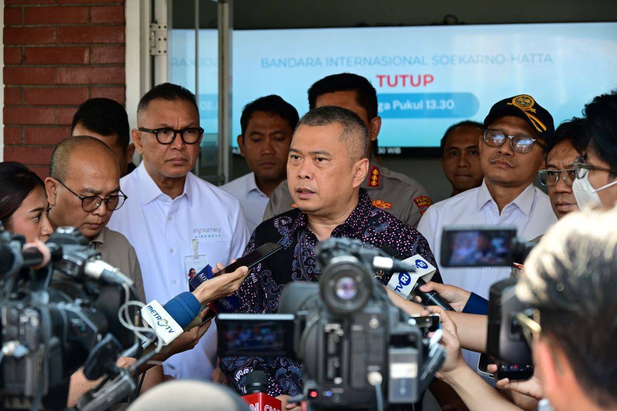 Abu vulkanik Anak Krakatau ganggu 2.300 maskapai, 8 bandara tutup